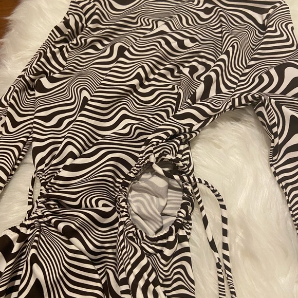 Wavy Cutout Dress - Picture 3 of 4